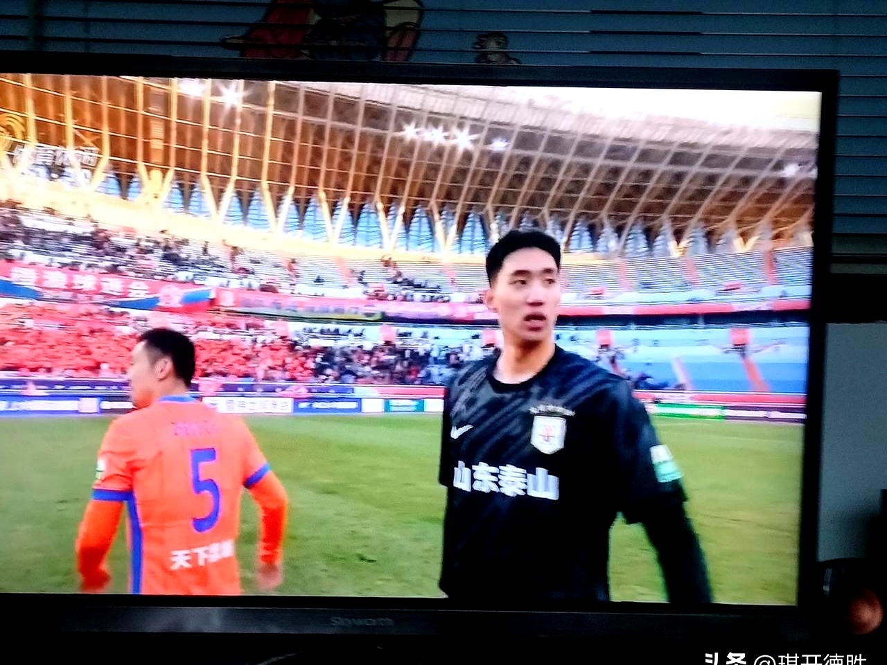 关于王大雷因伤正式退役，深情告别球场的信息