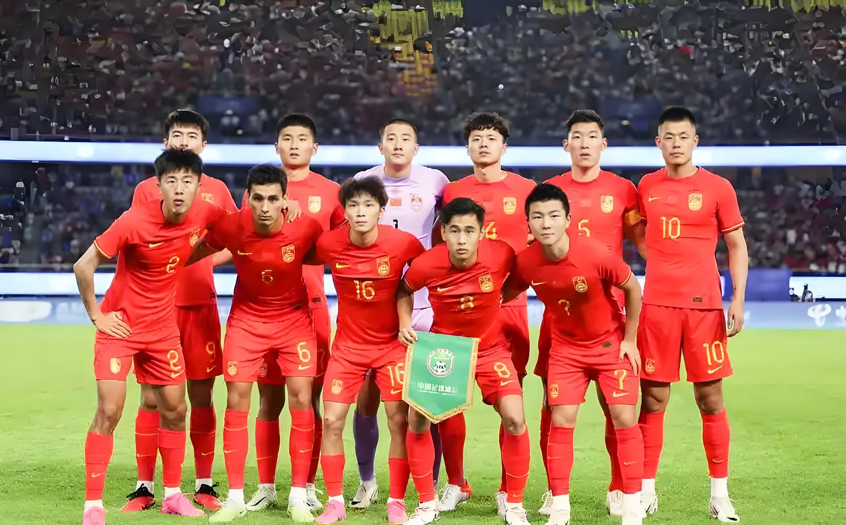 包含高手如云，国内足球赛场上演慷慨激昂的词条