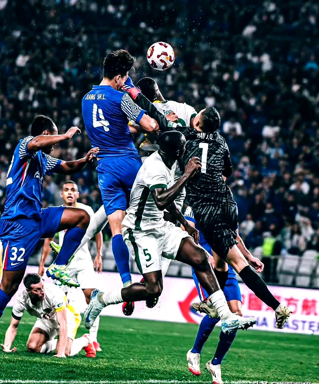 塞维利亚客场丢球,全队拼尽全力未果 塞维利亚客场丢球,全队拼尽全力未果