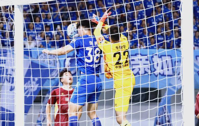 精英对决引人注目，足球比赛精采纷呈