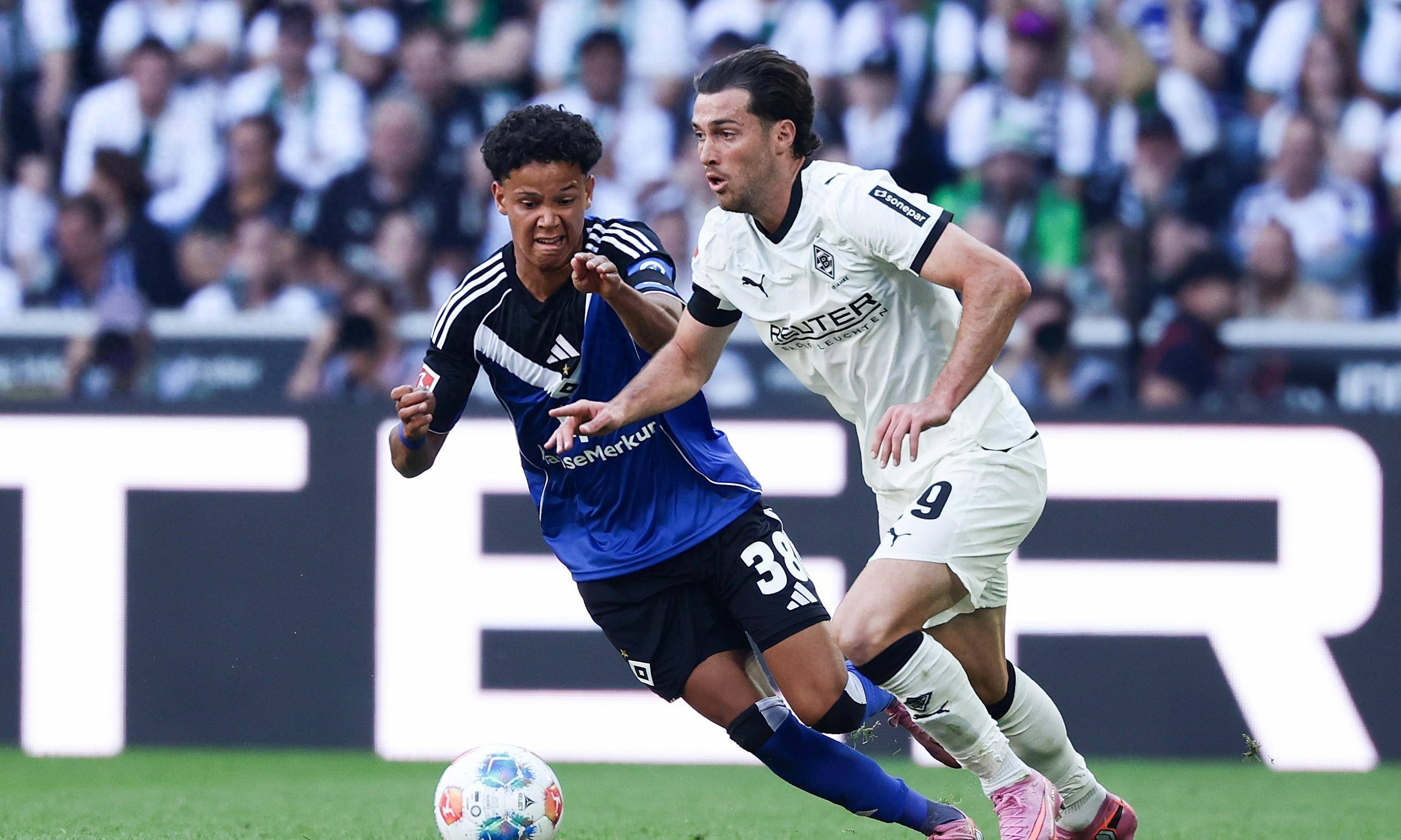 意甲球队迎来胜利之夜!全队欢聚一堂 意甲球队迎来胜利之夜!全队欢聚一堂