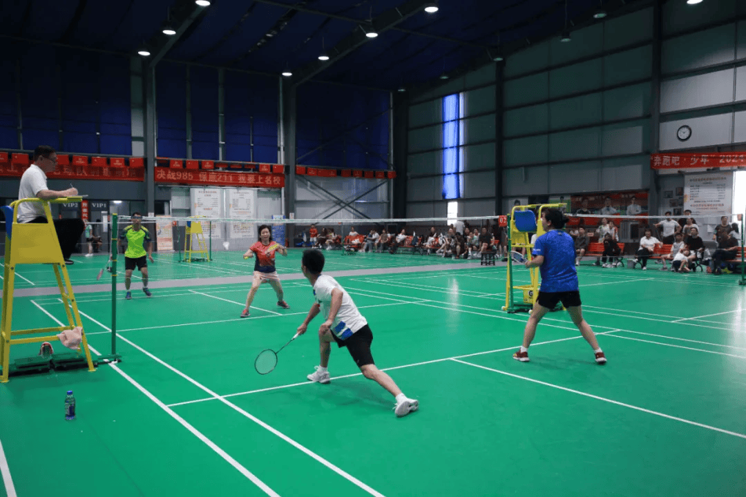 羽毛球公开赛选手实力激烈争夺,赛场充满激情的简单介绍 羽毛球公开赛选手实力激烈争夺,赛场充满激情的简单介绍