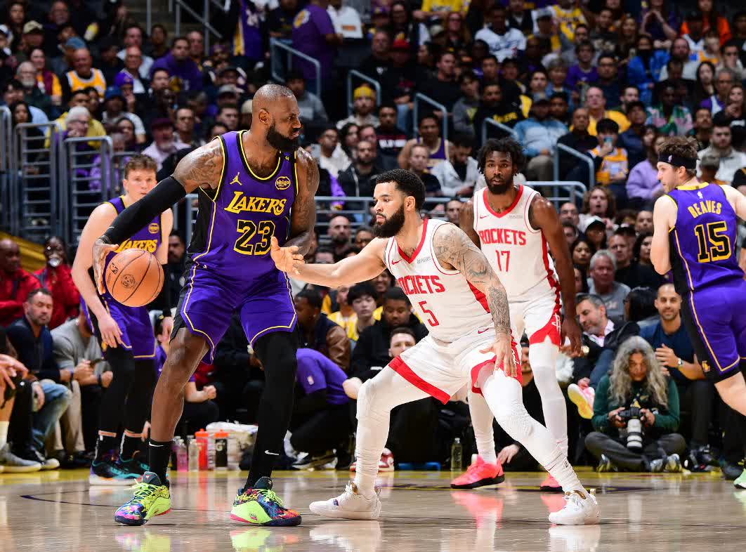 湖人队双塔时刻稳定,全队发挥互补取得连胜 湖人队双塔时刻稳定,全队发挥互补取得连胜