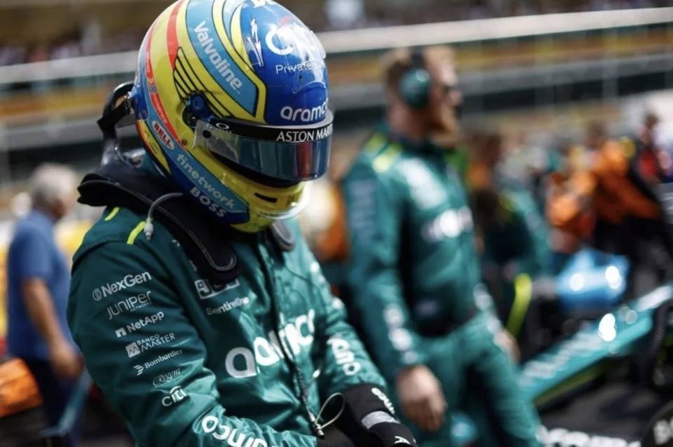 阿斯顿马丁完胜哈斯车队，汉密尔顿关键制胜